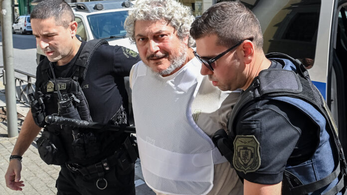Με λευκά μαλλιά και μούσια ο Τζέιμς Δαλαμάγκας – Κρυβόταν στο Αίγιο επί 27 χρόνια μετά τη δολοφονία στην Αυστραλία