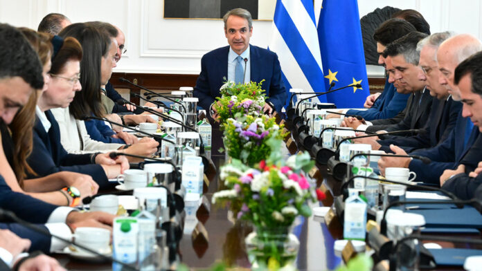 Μητσοτάκης: Έλεγχοι στην αγορά για πάγωμα των τιμών και περαιτέρω πτώση στη βενζίνη