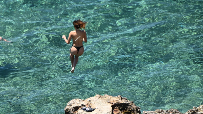 Καλλιάνος εναντίον μετεωρολόγων: Η συνηθισμένη ζέστη θα ονομάζεται «καύσωνας», όσο η ανάγκη για προβολή συνεχίζεται