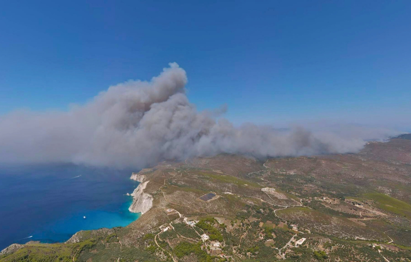 Φωτιά στις Αμμούδες Ρόδου – Μεγάλη κινητοποίηση της Πυροσβεστικής με εναέρια μέσα