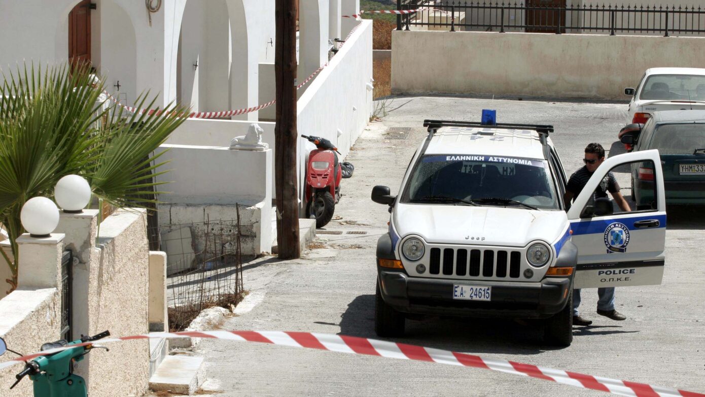 Σαντορίνη: Τέσσερις συλλήψεις για έκθεση ανηλίκων – Σοβαρές ελλείψεις υγιεινής σε κατοικίες