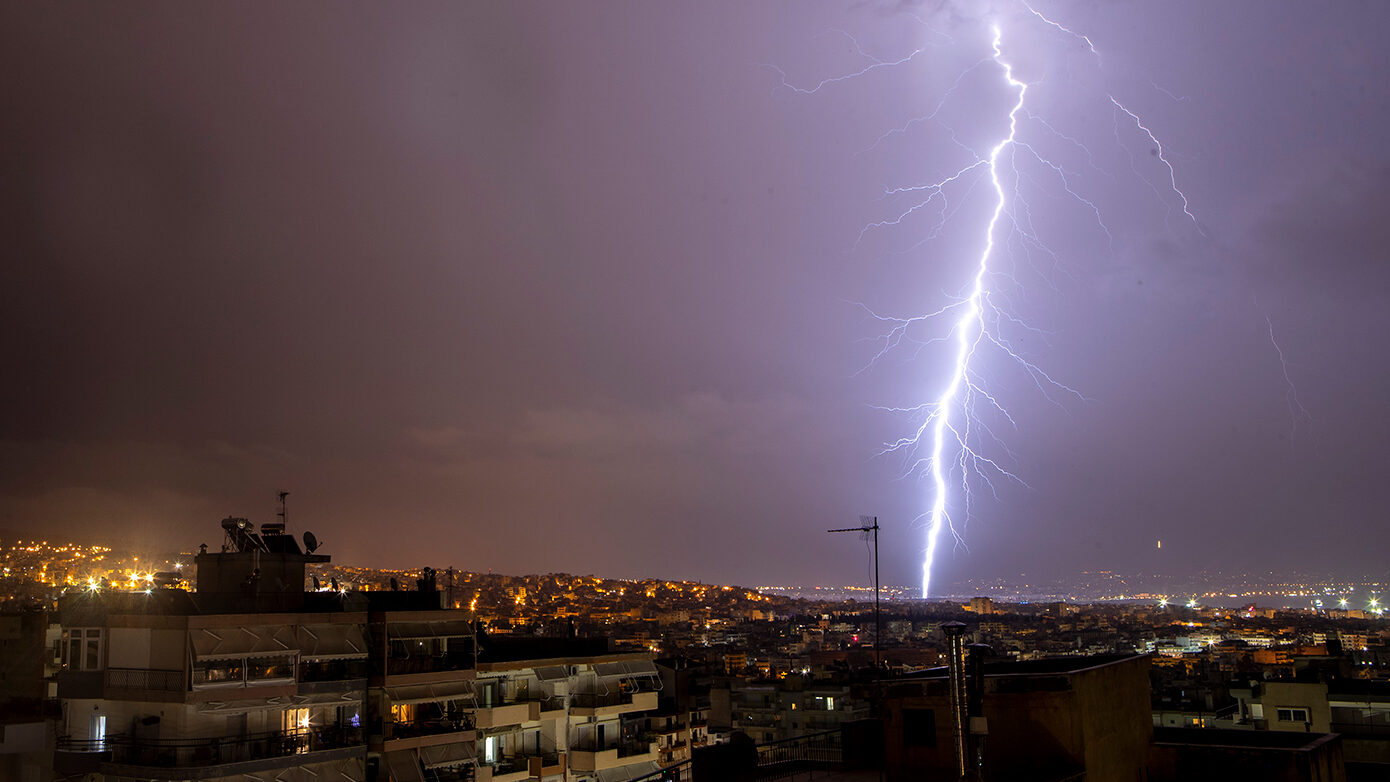 Κακοκαιρία με μπουρίνια, χαλάζι και πάνω από 100.000 κεραυνούς σε μία ώρα σφυροκοπά τη χώρα – Σε ετοιμότητα η Αττική