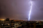 Κακοκαιρία με μπουρίνια, χαλάζι και πάνω από 100.000 κεραυνούς σε μία ώρα σφυροκοπά τη χώρα – Σε ετοιμότητα η Αττική