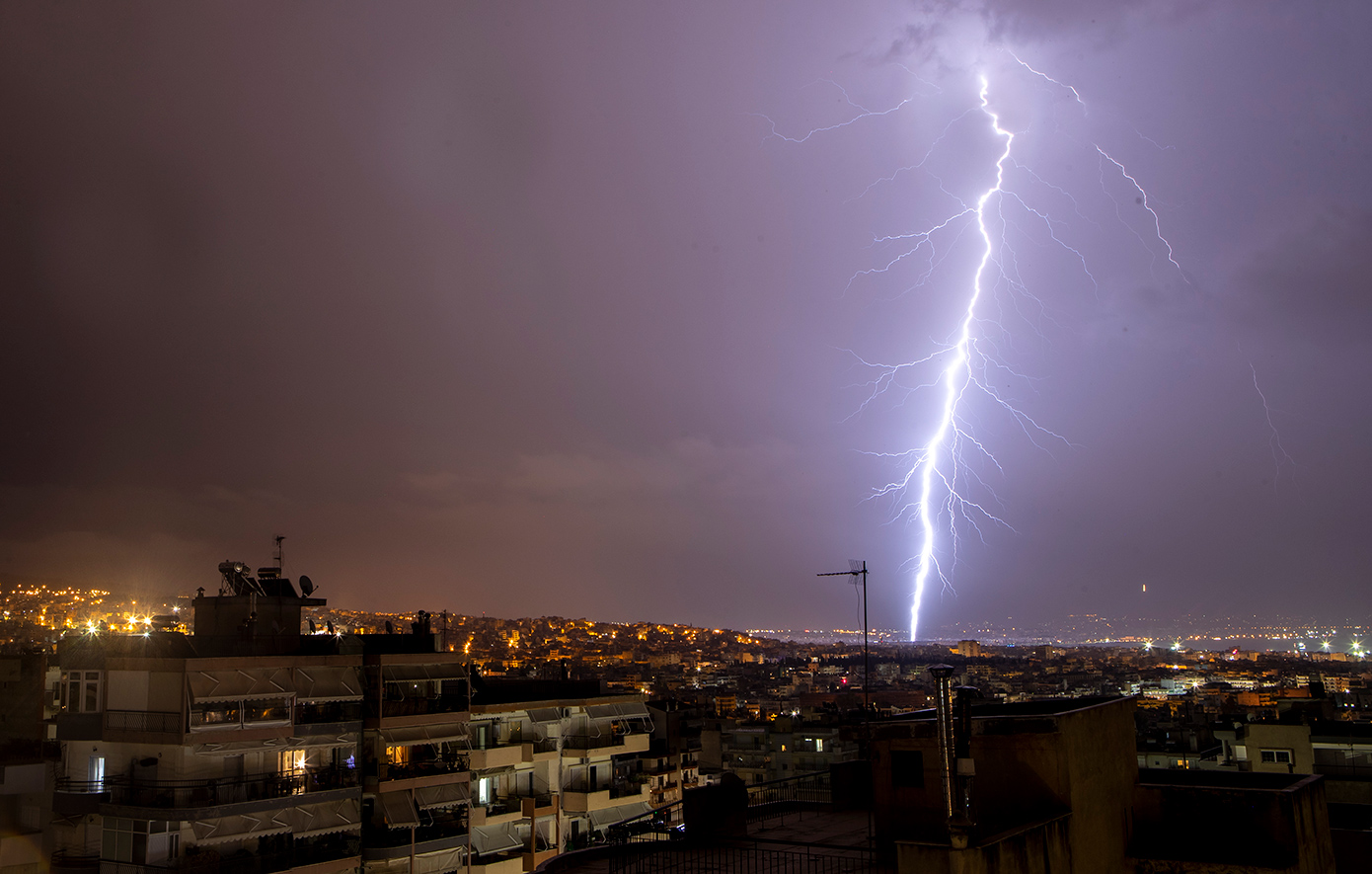 Κακοκαιρία με μπουρίνια, χαλάζι και πάνω από 100.000 κεραυνούς σε μία ώρα σφυροκοπά τη χώρα – Σε ετοιμότητα η Αττική