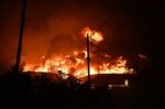 Πυρκαγιά στο Ωραιόκαστρο: Υπό έλεγχο τα περισσότερα μέτωπα – Ολονύκτια μάχη με τις φλόγες στο εργοστάσιο ανακύκλωσης