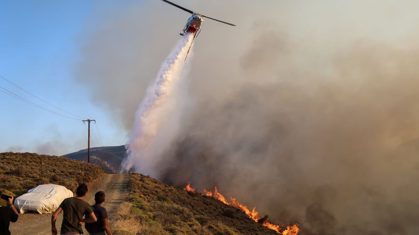Φωτιά στην Ελασσόνα: Στη μάχη εναέρια μέσα