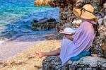 Έλληνες συγγραφείς: Δύο νουβέλες και τρία μυθιστορήματα για το καλοκαίρι, από τα Πετράλωνα στο Βυζάντιο