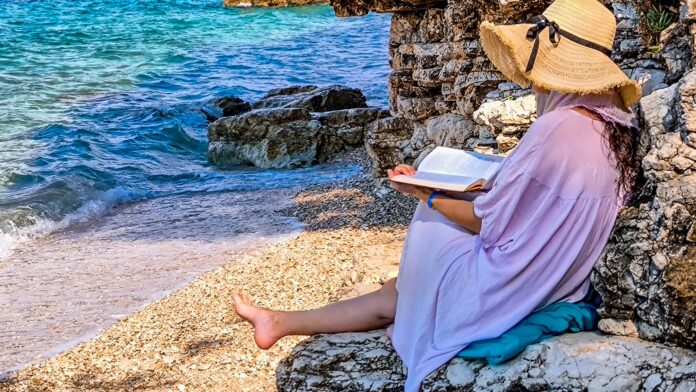 Έλληνες συγγραφείς: Δύο νουβέλες και τρία μυθιστορήματα για το καλοκαίρι, από τα Πετράλωνα στο Βυζάντιο