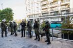 Φονική επίθεση στο σπίτι της οικογένειας Νέστορα: Ένταση αντιεξουσιαστών με αστυνομικούς μετά την προφυλάκιση του 25χρονου