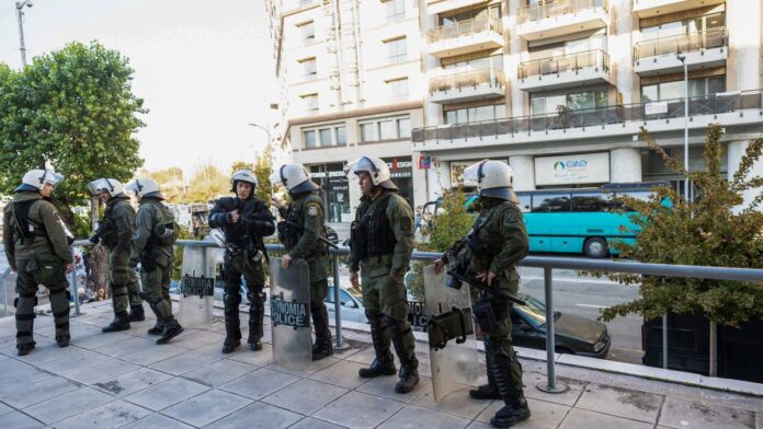 Φονική επίθεση στο σπίτι της οικογένειας Νέστορα: Ένταση αντιεξουσιαστών με αστυνομικούς μετά την προφυλάκιση του 25χρονου