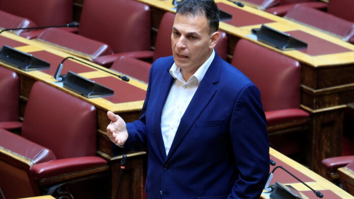 Γιώργος Καραμέρος: Παραιτήθηκε από το βουλευτικό του αξίωμα και ο ΣΥΡΙΖΑ σε μπαράζ αποχωρήσεων