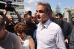 Κυριάκος Μητσοτάκης στο Ιπποκράτειο Θεσσαλονίκης για τους τραυματίες από τα γκαζάκια: «Θα βρούμε αυτούς που διέπραξαν αυτή την άθλια ενέργεια»
