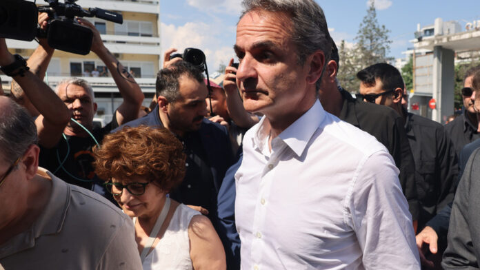 Κυριάκος Μητσοτάκης στο Ιπποκράτειο Θεσσαλονίκης για τους τραυματίες από τα γκαζάκια: «Θα βρούμε αυτούς που διέπραξαν αυτή την άθλια ενέργεια»
