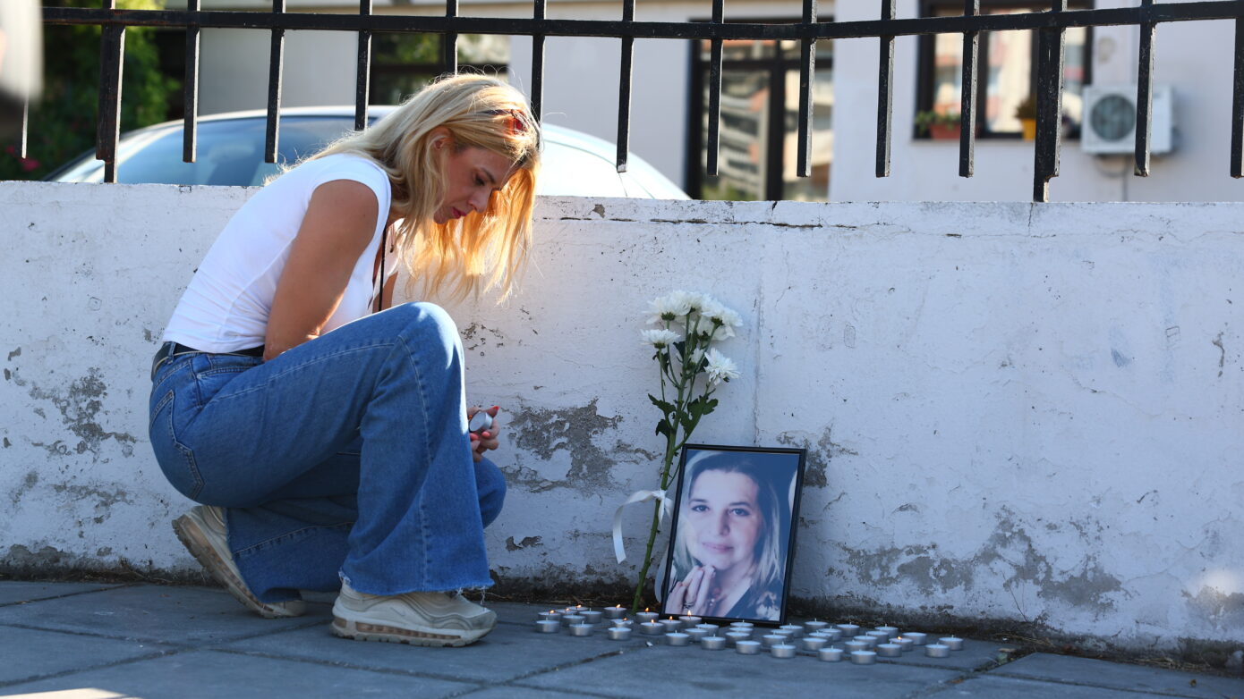 Συγκέντρωση έξω από το Ιπποκράτειο Θεσσαλονίκης για τον θάνατο της Βάγιας Νέστορα: «Δεν σας φοβόμαστε»