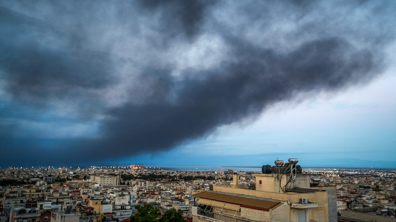 Φωτιά στο Ωραιόκαστρο: Τι περιέχει το τοξικό νέφος που σκέπασε τη Θεσσαλονίκη – Οδηγίες των ειδικών – Συνεχίζεται η κατάσβεση