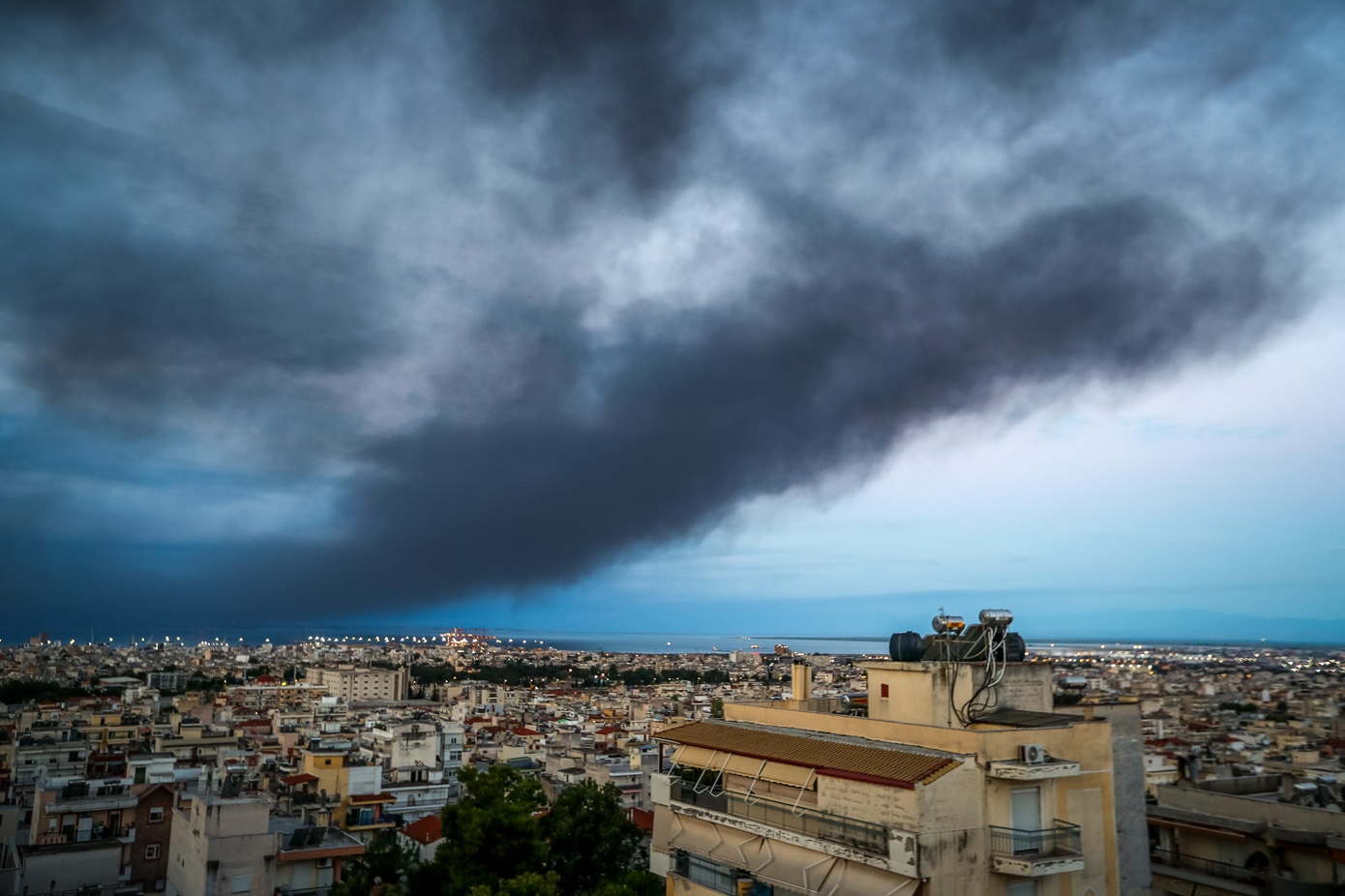 Φωτιά στο Ωραιόκαστρο: Τι περιέχει το τοξικό νέφος που σκέπασε τη Θεσσαλονίκη – Οδηγίες των ειδικών – Συνεχίζεται η κατάσβεση