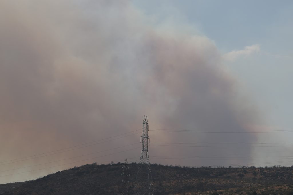 Φωτιά στην Οινόη: Δήμαρχος Μάνδρας λέει ότι υπάρχουν μαρτυρίες πως πετάχτηκε αντικείμενο από διερχόμενο αυτοκίνητο