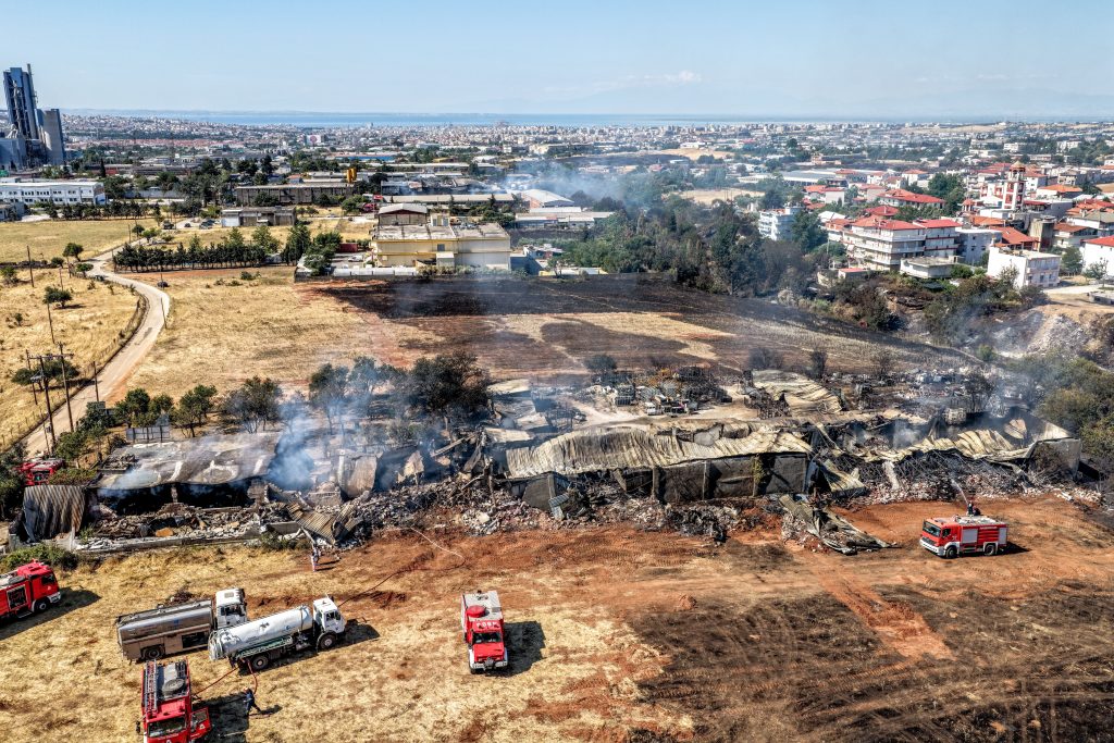 Φωτιά στο Ωραιόκαστρο: Αποπνικτική ατμόσφαιρα παραμένει στην ευρύτερη περιοχή