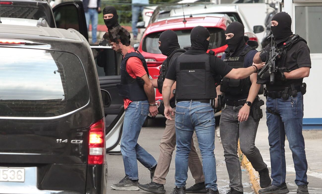 ΕΛ.ΑΣ.: Επίσημη ανακοίνωση για την υπόθεση της Marfin και τις συλλήψεις – Οι εικόνες που τους πρόδωσαν