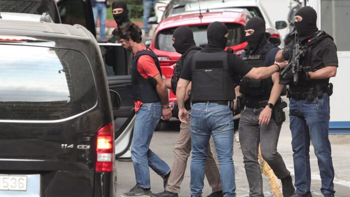ΕΛ.ΑΣ.: Επίσημη ανακοίνωση για την υπόθεση της Marfin και τις συλλήψεις – Οι εικόνες που τους πρόδωσαν