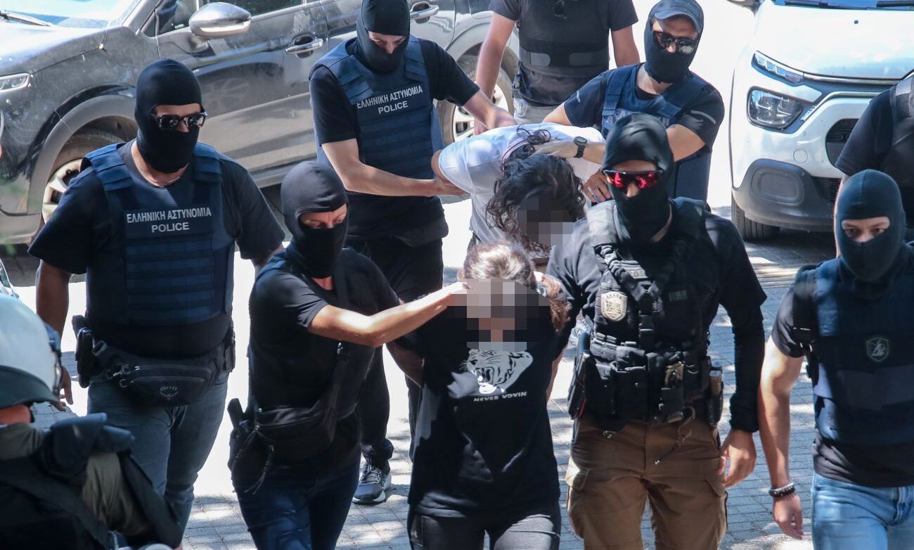 Δικαστήρια: οι κατηγορούμενοι για τη δολοφονική επίθεση στο σπίτι της Νέστορα – Αλληλέγγυοι έξω από το Δικαστικό Μέγαρο Θεσσαλονίκης