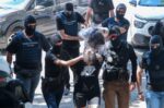 Δικαστήρια: οι κατηγορούμενοι για τη δολοφονική επίθεση στο σπίτι της Νέστορα – Αλληλέγγυοι έξω από το Δικαστικό Μέγαρο Θεσσαλονίκης
