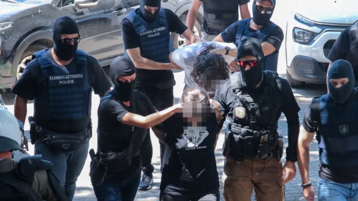 Δικαστήρια: οι κατηγορούμενοι για τη δολοφονική επίθεση στο σπίτι της Νέστορα – Αλληλέγγυοι έξω από το Δικαστικό Μέγαρο Θεσσαλονίκης