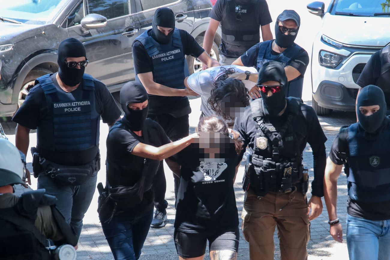 Δικαστήρια: οι κατηγορούμενοι για τη δολοφονική επίθεση στο σπίτι της Νέστορα – Αλληλέγγυοι έξω από το Δικαστικό Μέγαρο Θεσσαλονίκης