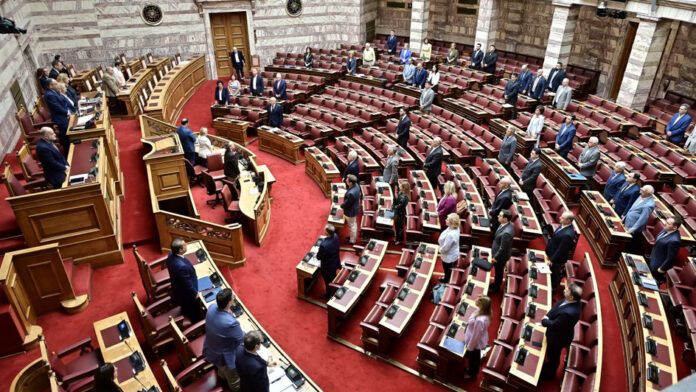 Βουλή: Ενός λεπτού σιγή στη μνήμη των θυμάτων της πυρκαγιάς στο Μάτι