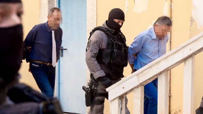 Κύκλωμα διαφθοράς στην Κρήτη: Στον ανακριτή ο ιατροδικαστής Χανίων και ο καθηγητής Τοξικολογίας για χρυσό, πλαστές εκθέσεις και δικαστικές διασυνδέσεις