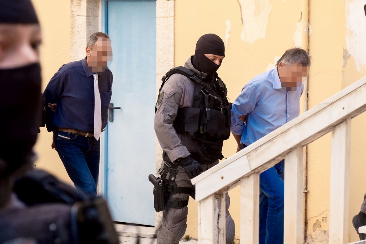 Κύκλωμα διαφθοράς στην Κρήτη: Στον ανακριτή ο ιατροδικαστής Χανίων και ο καθηγητής Τοξικολογίας για χρυσό, πλαστές εκθέσεις και δικαστικές διασυνδέσεις