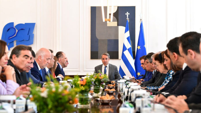 Κ. Μητσοτάκης στο υπουργικό για τις φωτιές: Έχουμε μπροστά μας δύσκολες ημέρες, στο πλευρό των οικογενειών των πυροσβεστών