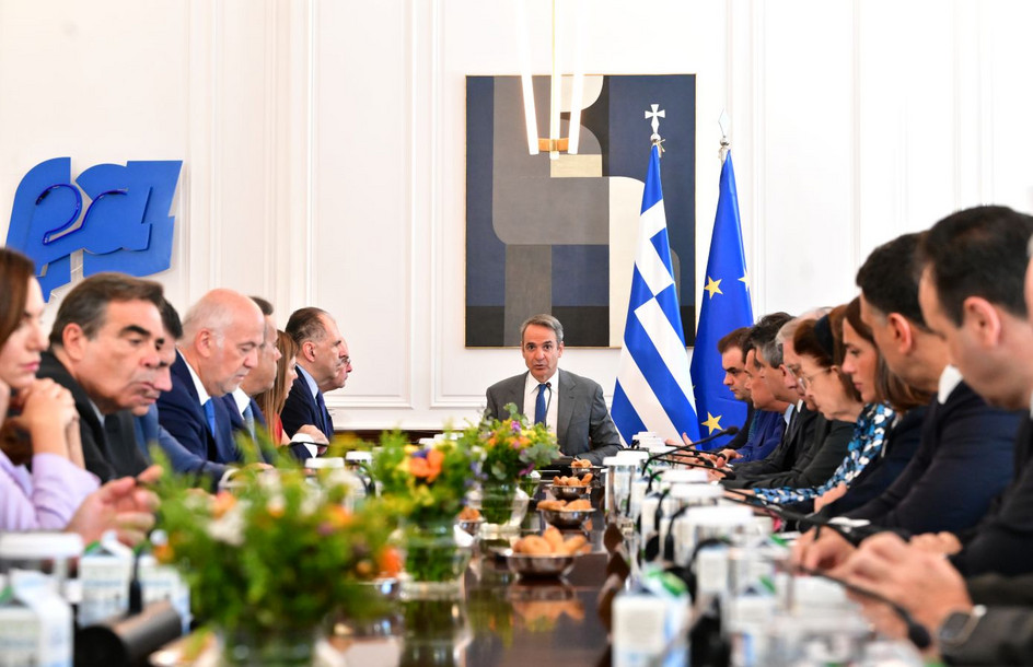 Κ. Μητσοτάκης στο υπουργικό για τις φωτιές: Έχουμε μπροστά μας δύσκολες ημέρες, στο πλευρό των οικογενειών των πυροσβεστών