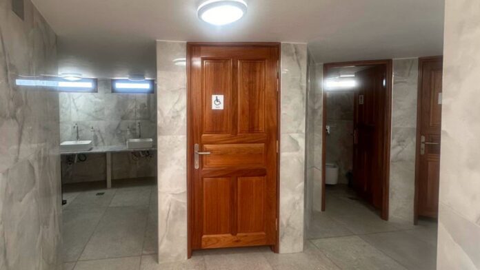 Οι ανακαινισμένες δημόσιες τουαλέτες στο κέντρο της Αίγινας σε λειτουργία