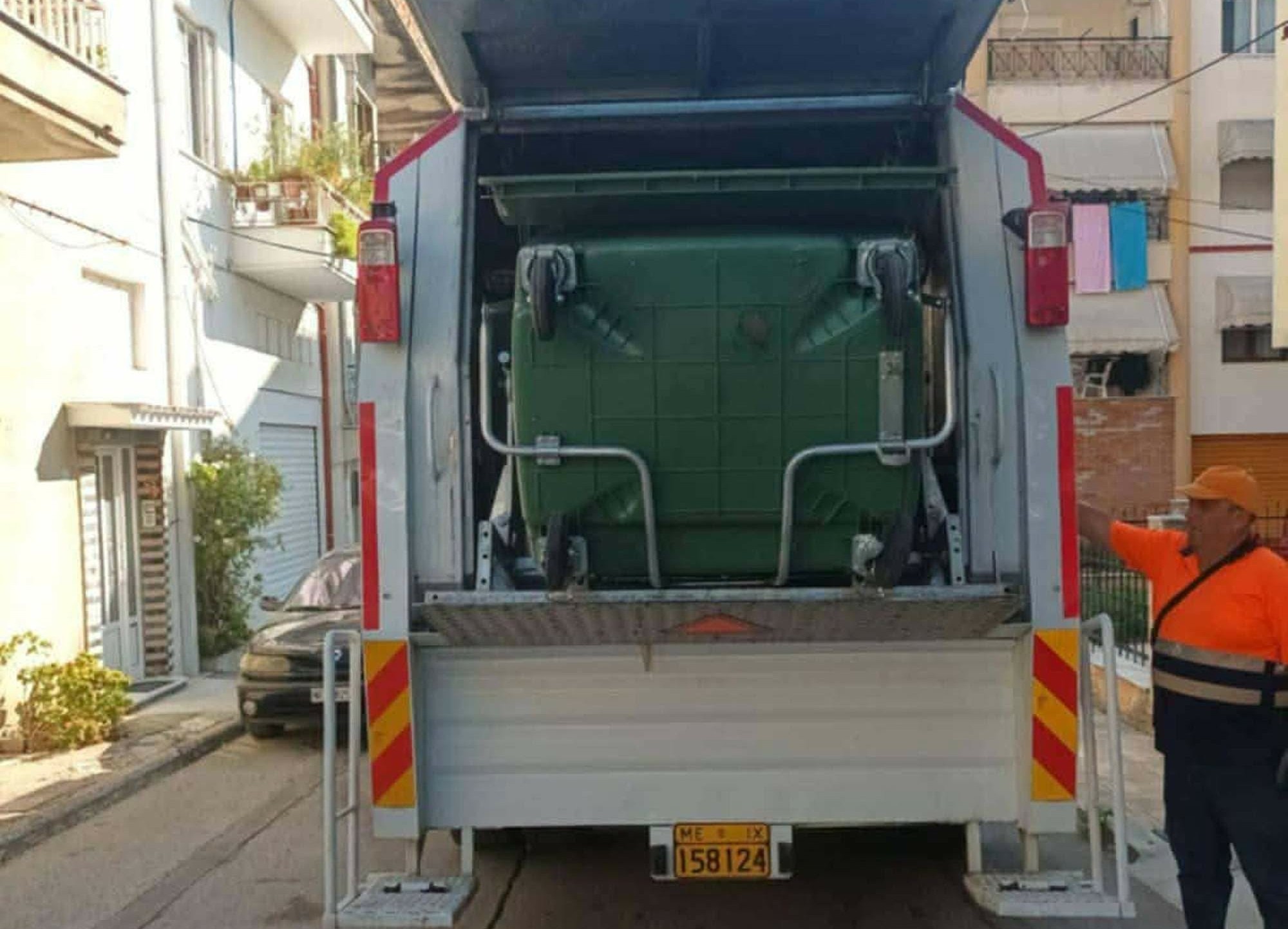 Δήμος Νάουσας: καθημερινές εργασίες πλύσης και απολύμανσης των κάδων απορριμμάτων