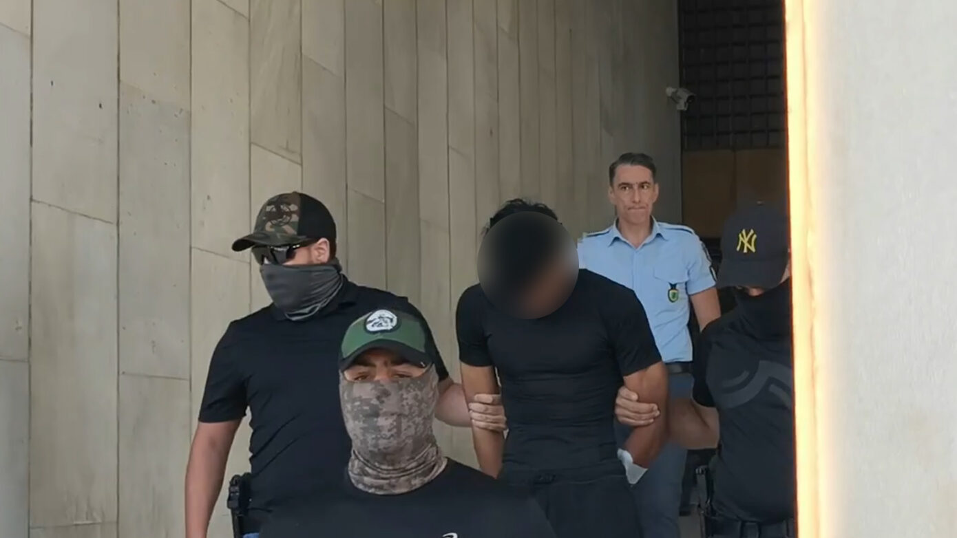 Με σκυμμένο κεφάλι και με γύψο στο χέρι στην Ευελπίδων ο καθ’ ομολογίαν δολοφόνος του Σταύρου Γεωργίου