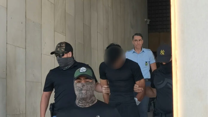 Με σκυμμένο κεφάλι και με γύψο στο χέρι στην Ευελπίδων ο καθ’ ομολογίαν δολοφόνος του Σταύρου Γεωργίου
