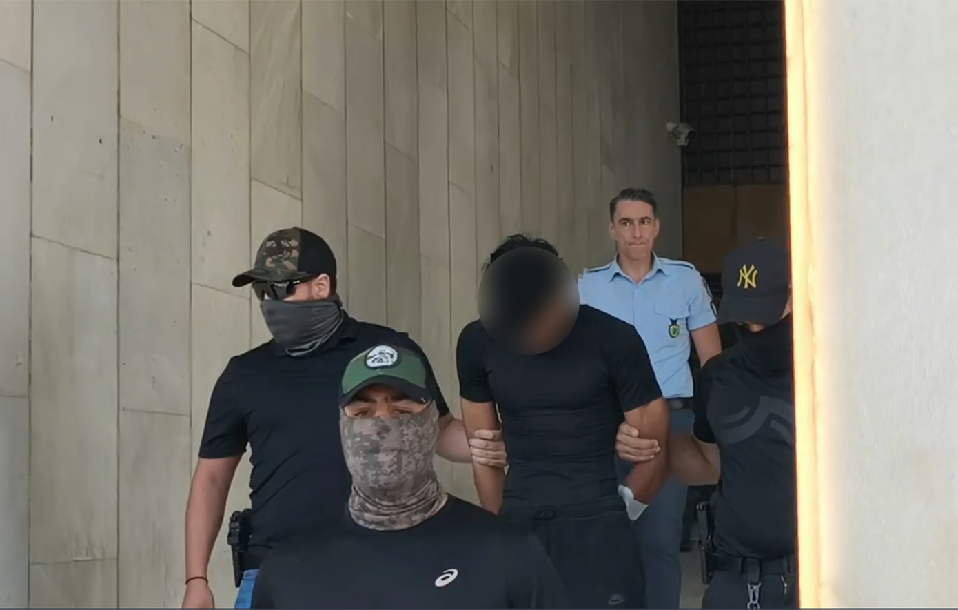 Με σκυμμένο κεφάλι και με γύψο στο χέρι στην Ευελπίδων ο καθ’ ομολογίαν δολοφόνος του Σταύρου Γεωργίου