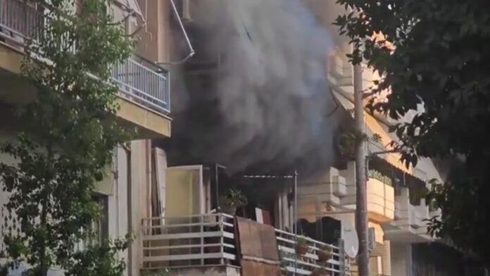 Φωτιά σε διαμέρισμα στον Πειραιά – Πυκνοί καπνοί κάλυψαν την περιοχή