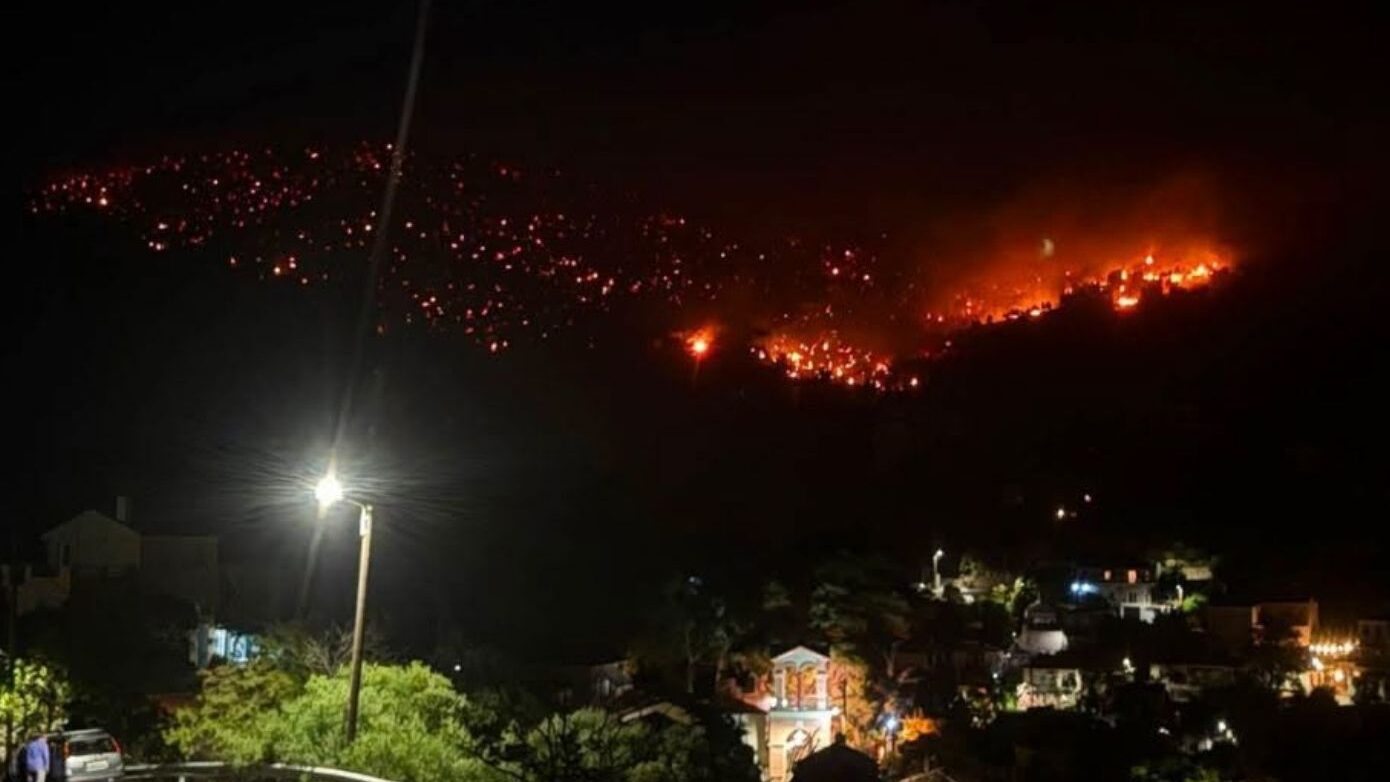 Φωτιά στη Λέσβο: Δύο μέτωπα στο Πλωμάρι απειλούν τον οικισμό