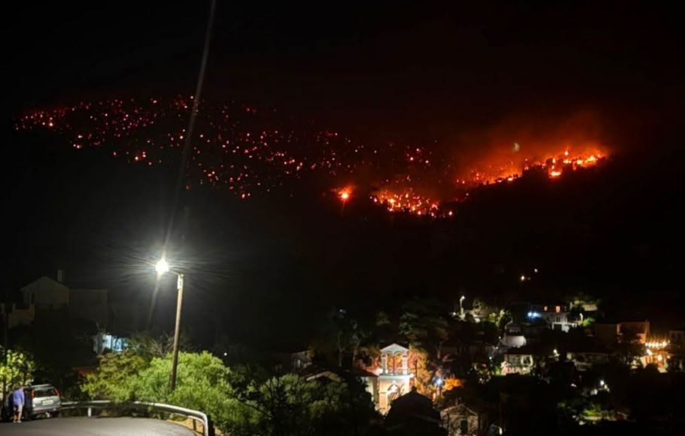 Φωτιά στη Λέσβο: Δύο μέτωπα στο Πλωμάρι απειλούν τον οικισμό