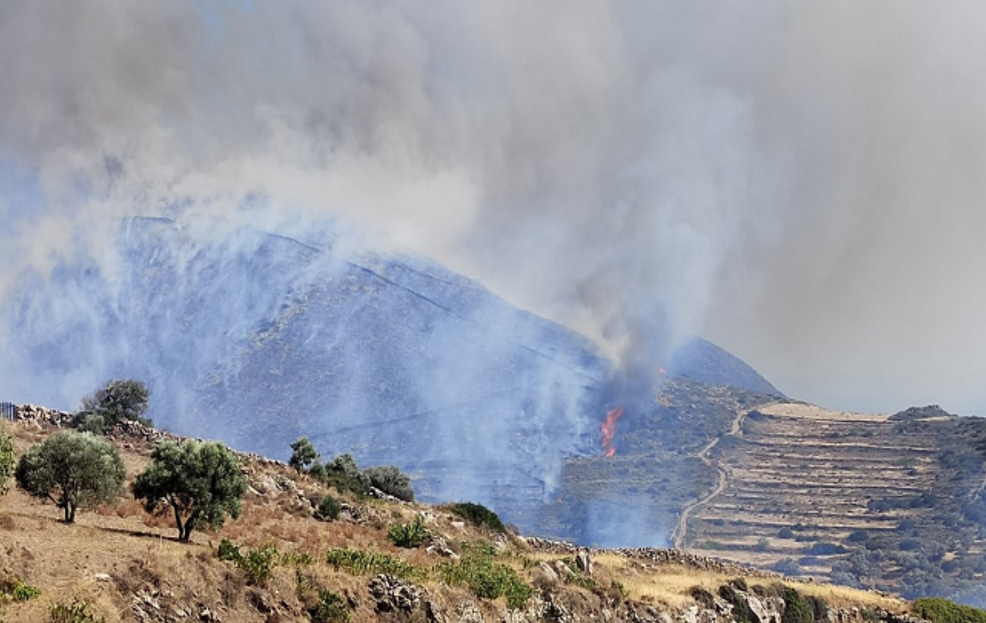 Φωτιά στην Πάρο: Εκκενώνονται περιοχές, οι φλόγες κοντά σε σπίτια – Σπεύδουν δυνάμεις από Κυκλάδες και Αθήνα