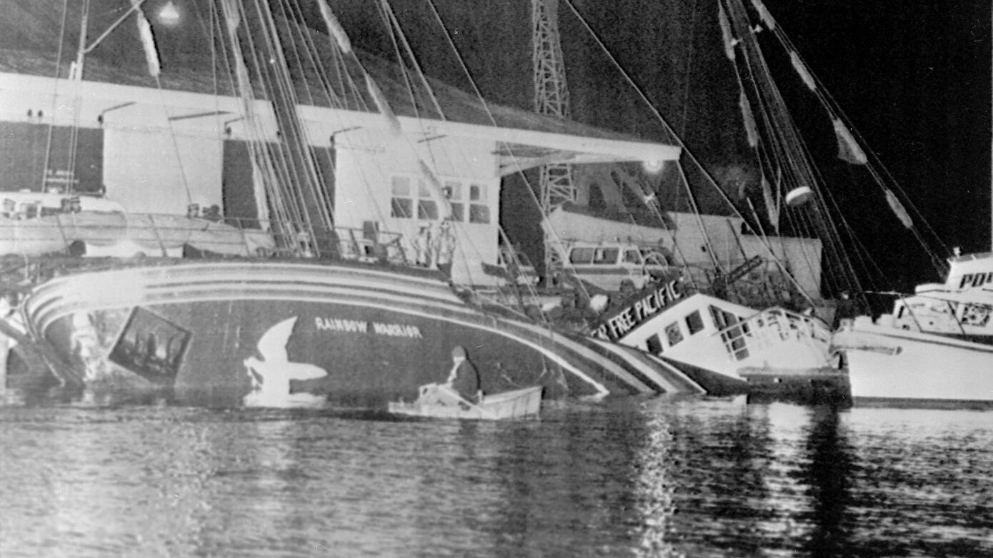 Σαν σήμερα 10 Ιουλίου: Γάλλοι κομάντος βυθίζουν το Rainbow Warrior της Greenpeace