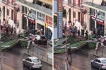 Κατέρρευσε σκαλωσιά πολυκατοικίας στον Πειραιά λόγω μπουρινιού στην Αττική