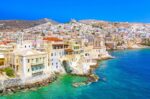Σύρος και Αθήνα ξεχωρίζουν σε νέες διεθνείς ταξιδιωτικές κατατάξεις