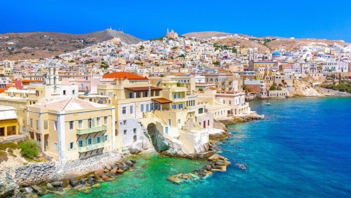Σύρος και Αθήνα ξεχωρίζουν σε νέες διεθνείς ταξιδιωτικές κατατάξεις