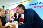 Αλέξης Τσίπρας: Τούρτα-έκπληξη για τα γενέθλιά του στην εκδήλωση της ΕΛΑΣ