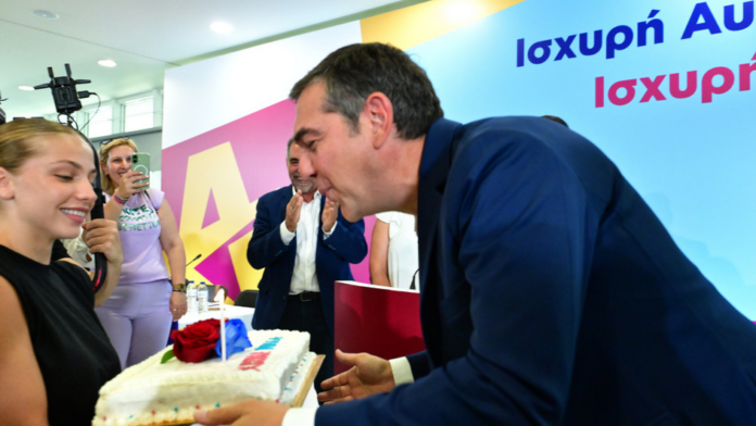 Αλέξης Τσίπρας: Τούρτα-έκπληξη για τα γενέθλιά του στην εκδήλωση της ΕΛΑΣ