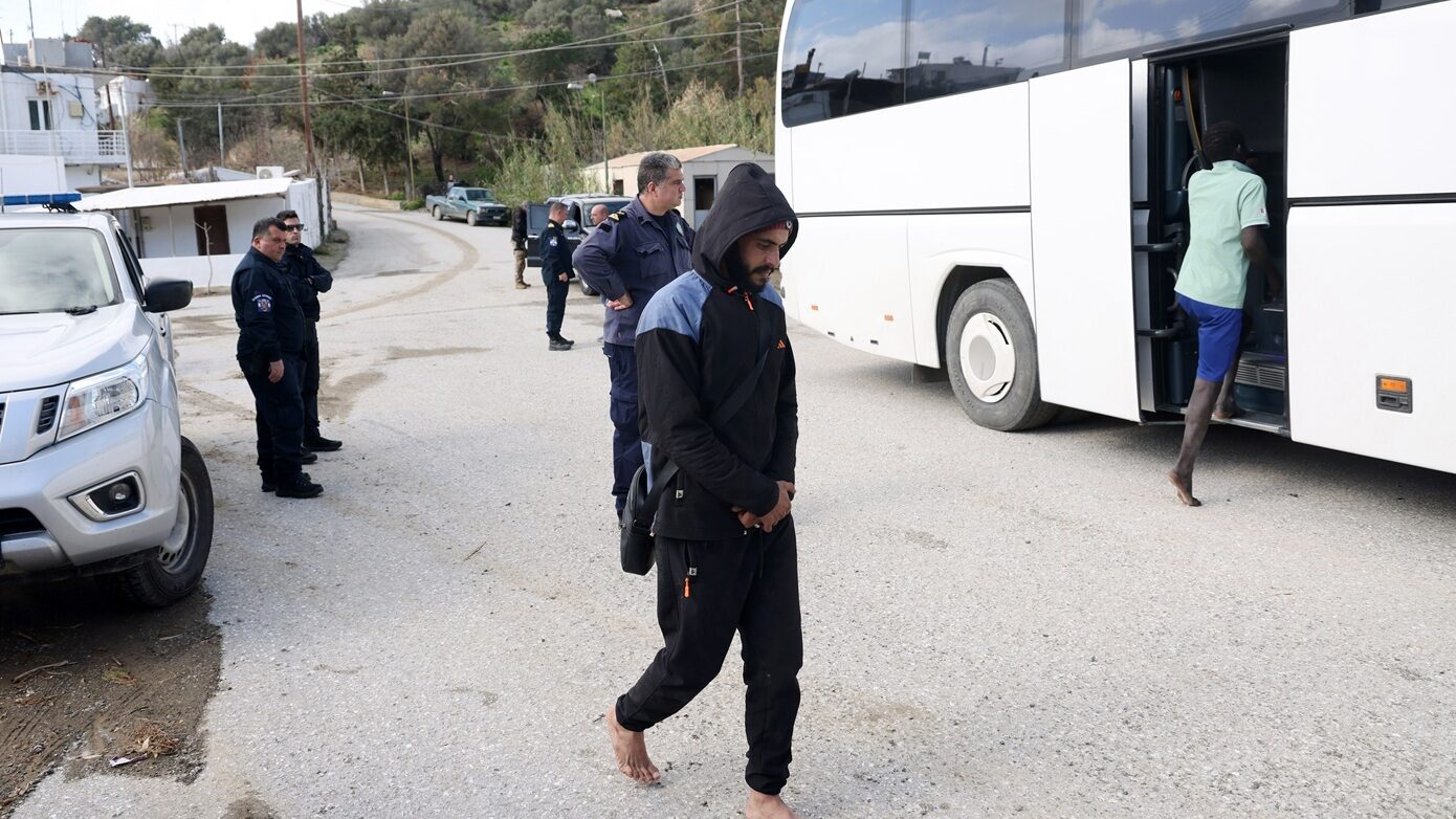 43 μετανάστες από το Σουδάν και το Μπαγκλαντές μεταφέρθηκαν στους Καλούς Λιμένες