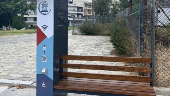 Πρώτο έξυπνο παγκάκι εγκαταστάθηκε στην Πετρούπολη